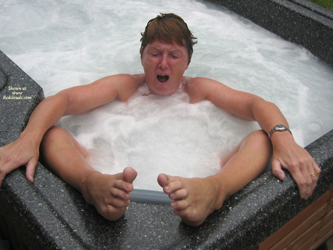 File:Wiki Nette hottub.jpg