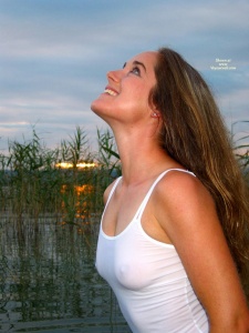 Braless Rachel: No bra under tight top