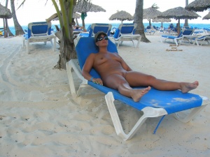 Sexymum is naked on the beach where people will be strolling on by