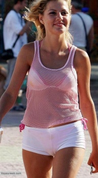 candid ass on street showing her cameltoe