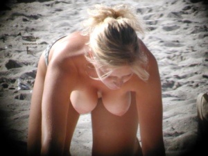 Hangers voyeured on a topless beach