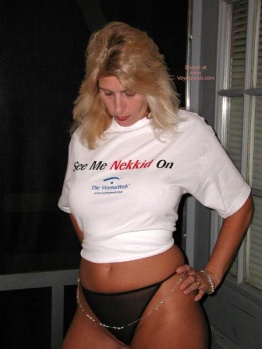 Horny Lisa wearing the "See Me Nekkid On VW" tee