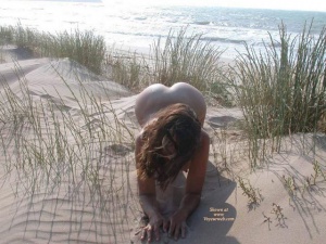 Dulcinea and her heart shaped ass, on the beach