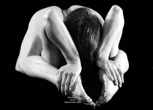 Uber flexible Kyla in the peanut position